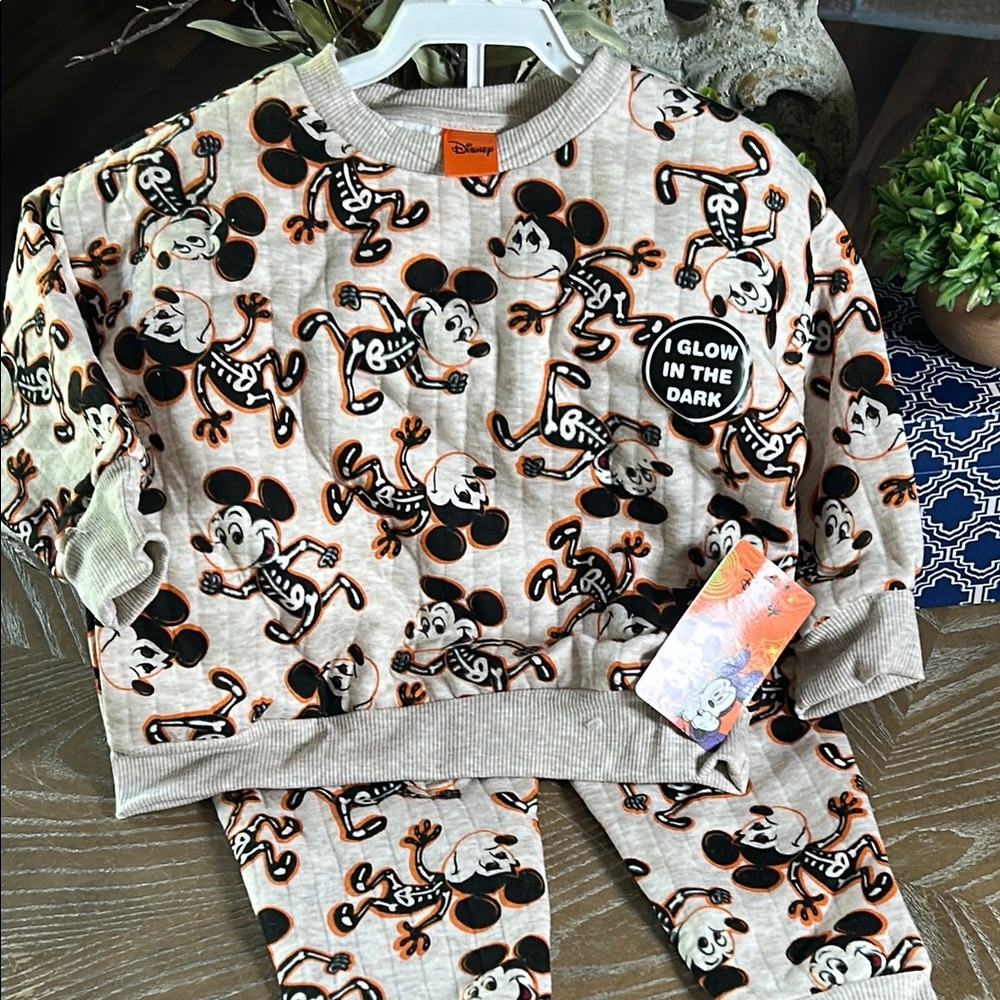 NWT! Fall Halloween Disney Mickey Mouse Glow in Dark Sweatshirt & Sweatpants Set